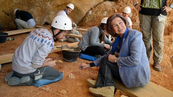 La Reina Sofía durante su visita a los yacimientos de Atapuerca