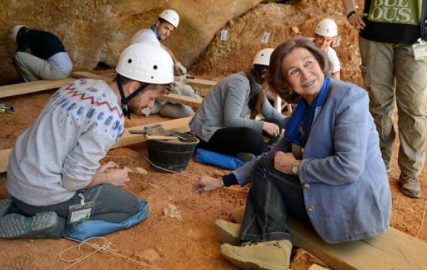 La Reina Sofía durante su visita a los yacimientos de Atapuerca